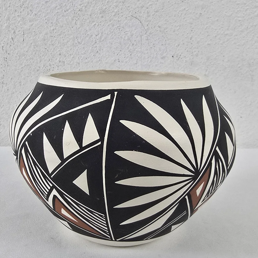 Vintage Hand  Painted Acoma Pottery Jar Signed Victorino - Picture 3 of 9
